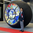 荒木飛呂彥參與「WARP」公共藝術 展出JOJO風格「噴水小僧」彩繪玻璃